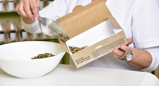 Eine Naturage Teemischung wird abgefüllt